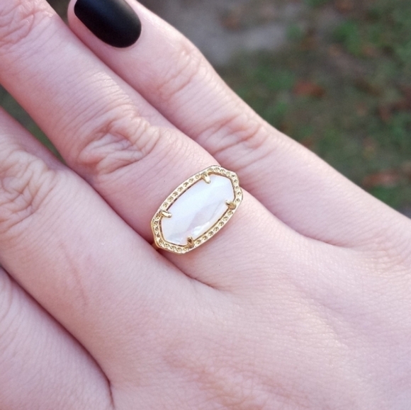 White shell bezel set ring - Picture 4 of 6